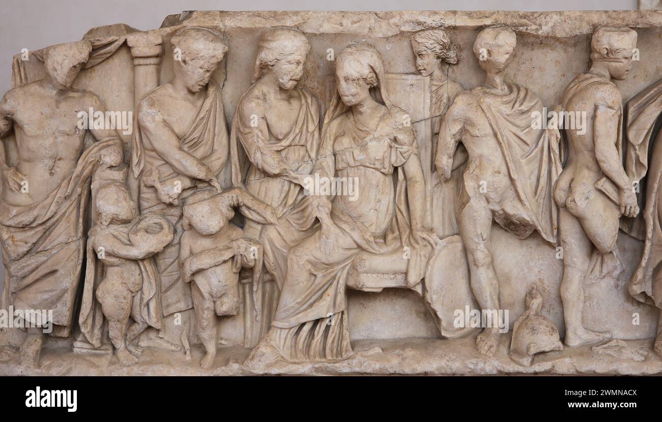 Sarcophage décoré du mythe de médée : détail. L'envoi de cadeaux à Creusa. Musée national romain (Thermes de Dioclétien). Rome. Italie. Banque D'Images