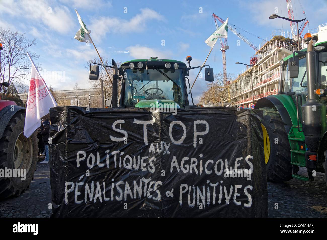 Paris, France. 24 février 2024. Les agriculteurs manifestent lors de l’inauguration du 60ème salon agricole par le président français Emmanuel Macron à l’ex Banque D'Images