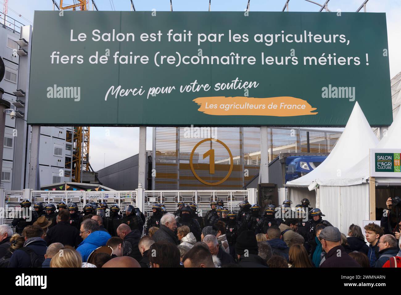 Paris, France. 24 février 2024. Les agriculteurs manifestent lors de l’inauguration du 60ème salon agricole par le président français Emmanuel Macron à l’ex Banque D'Images