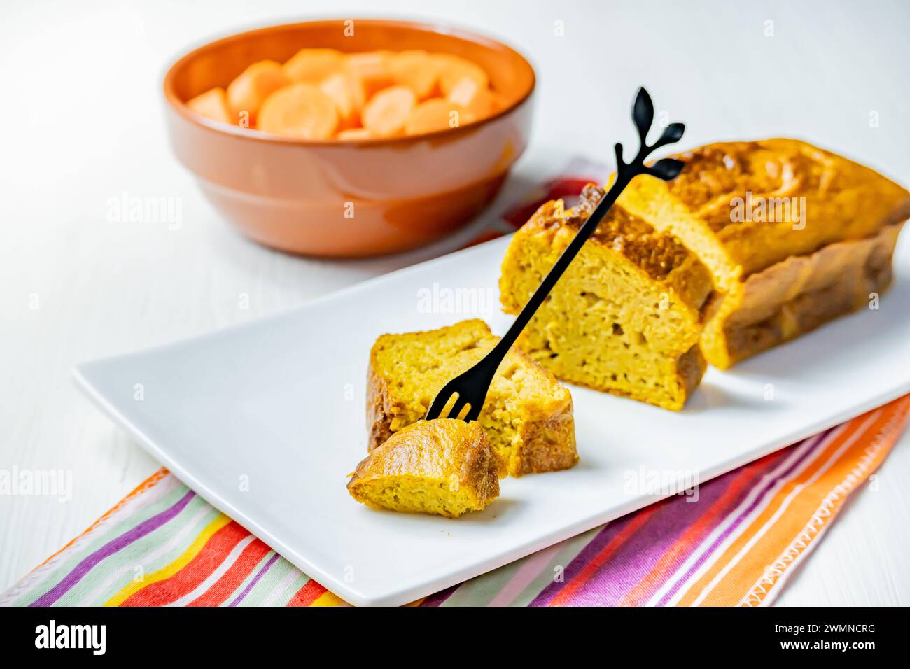 Portion de gâteau aux carottes prête à la dégustation. Gâteau végétalien très sain. Banque D'Images