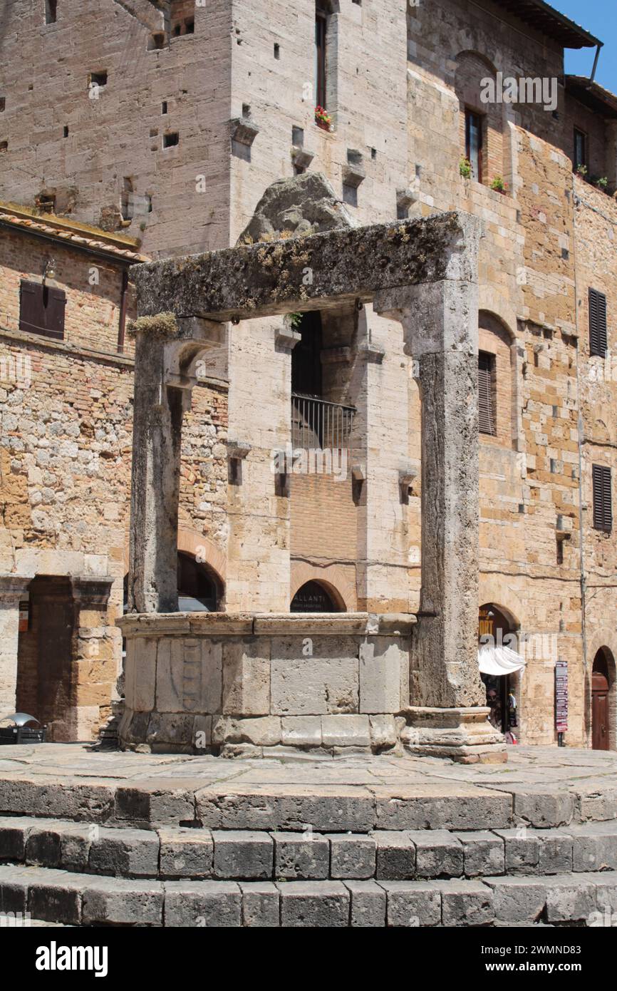 Le puits sur la place principale de San Gimignano Banque D'Images