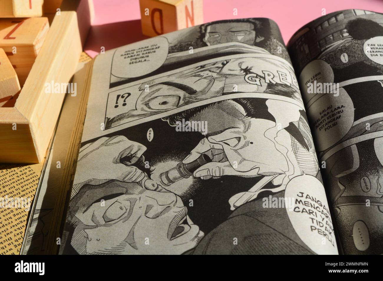 31 août 2023, gros plan d'une bande dessinée ouverte avec fond bokeh. Wadaslintang, Wonosobo Banque D'Images