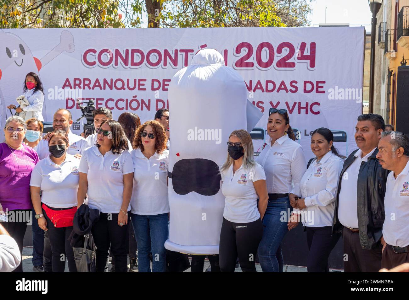 Oaxaca, Mexique - les agents de santé posent pour des photos avec une personne portant un costume de préservatif dans le cadre de leur campagne contre les maladies sexuellement transmissibles Banque D'Images