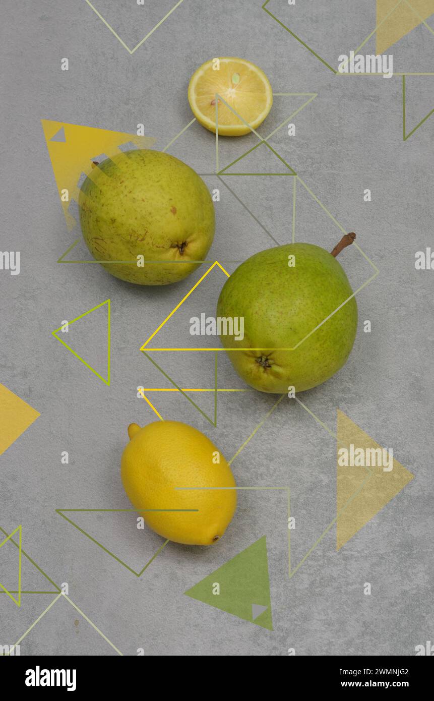 La nourriture est de l'art - photo de fruits mélangés avec des graphiques : triangles. Vue de dessus. Banque D'Images