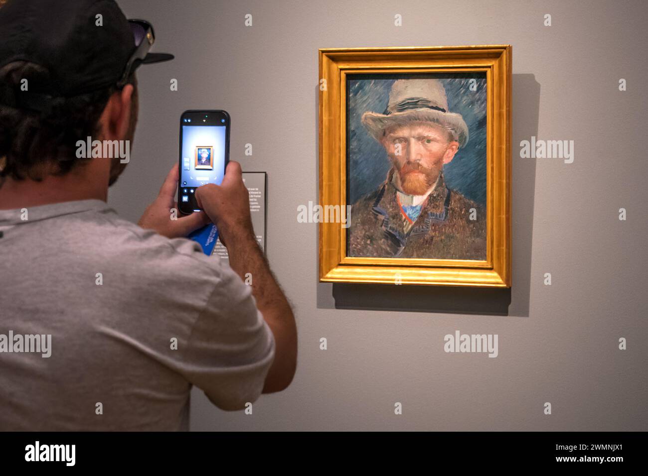 Un visiteur du Rijksmuseum photographie l'autoportrait de Vincent Van Gogh avec son téléphone portable. Banque D'Images