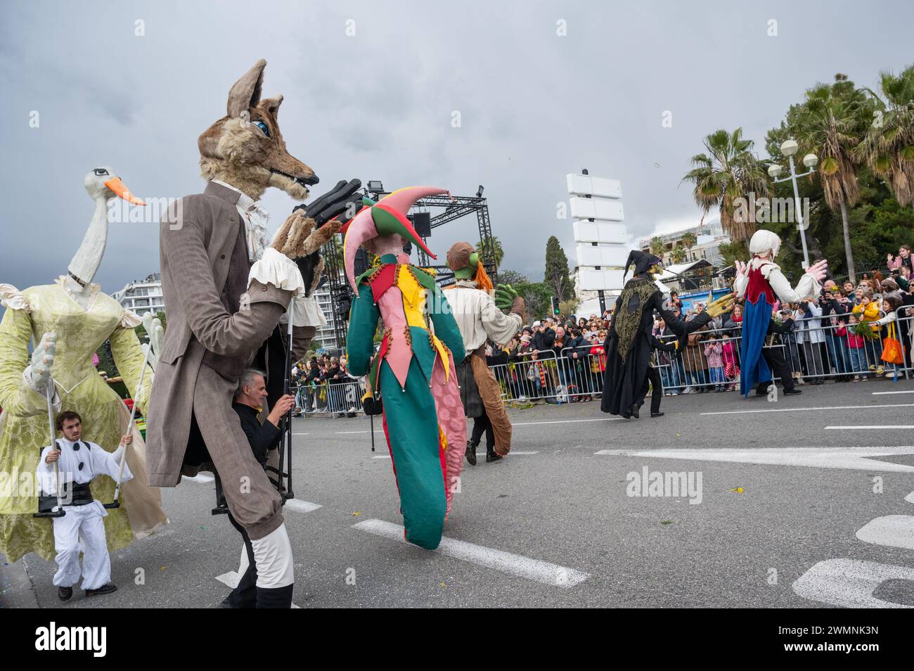 Énormes marionnettes au Carnaval de Nice 2024 2023 était le 150ème anniversaire du Festival de Nice Banque D'Images