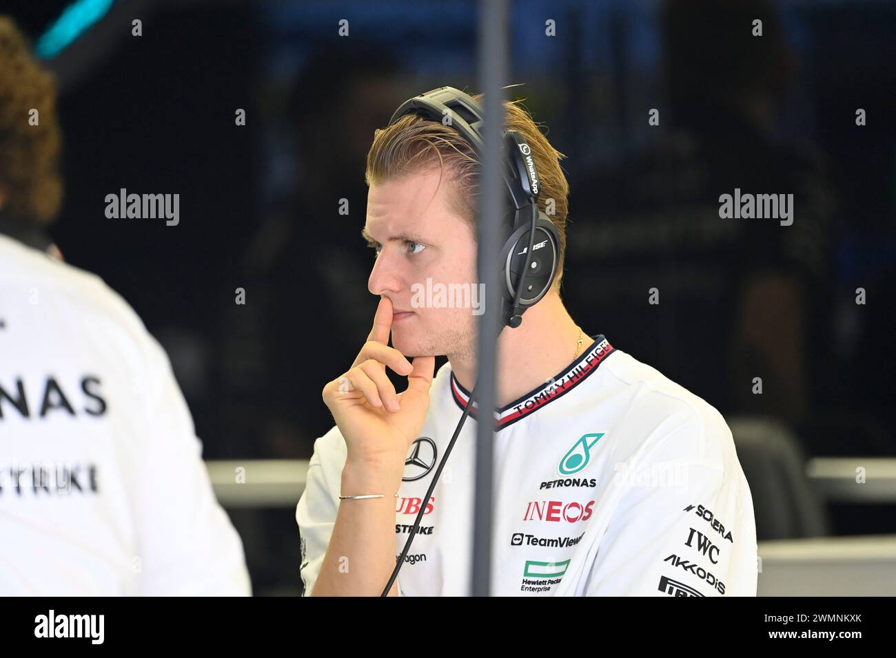 BAHREÏN, Sakhir, 22 février : Mick SCHUMACHER, pilote de réserve Mercedes-GP, observant les activités pendant la deuxième journée des essais F1 sur le circuit International de Bahreïn le 22 février 2024 à Bahreïn, essais de formule 1, photo et copyright Jerry ANDRE / ATP images (ANDRE Jerry / ATP / SPP) Banque D'Images