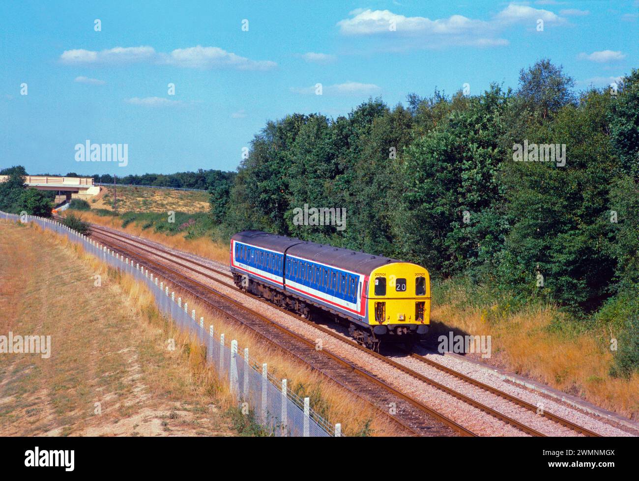 Classe 207 "thumper" diesel multiple unit numéro 207101 travaillant un réseau sud-est du service "Marshlink" approche de Ham Street le 14 août 1994. Banque D'Images