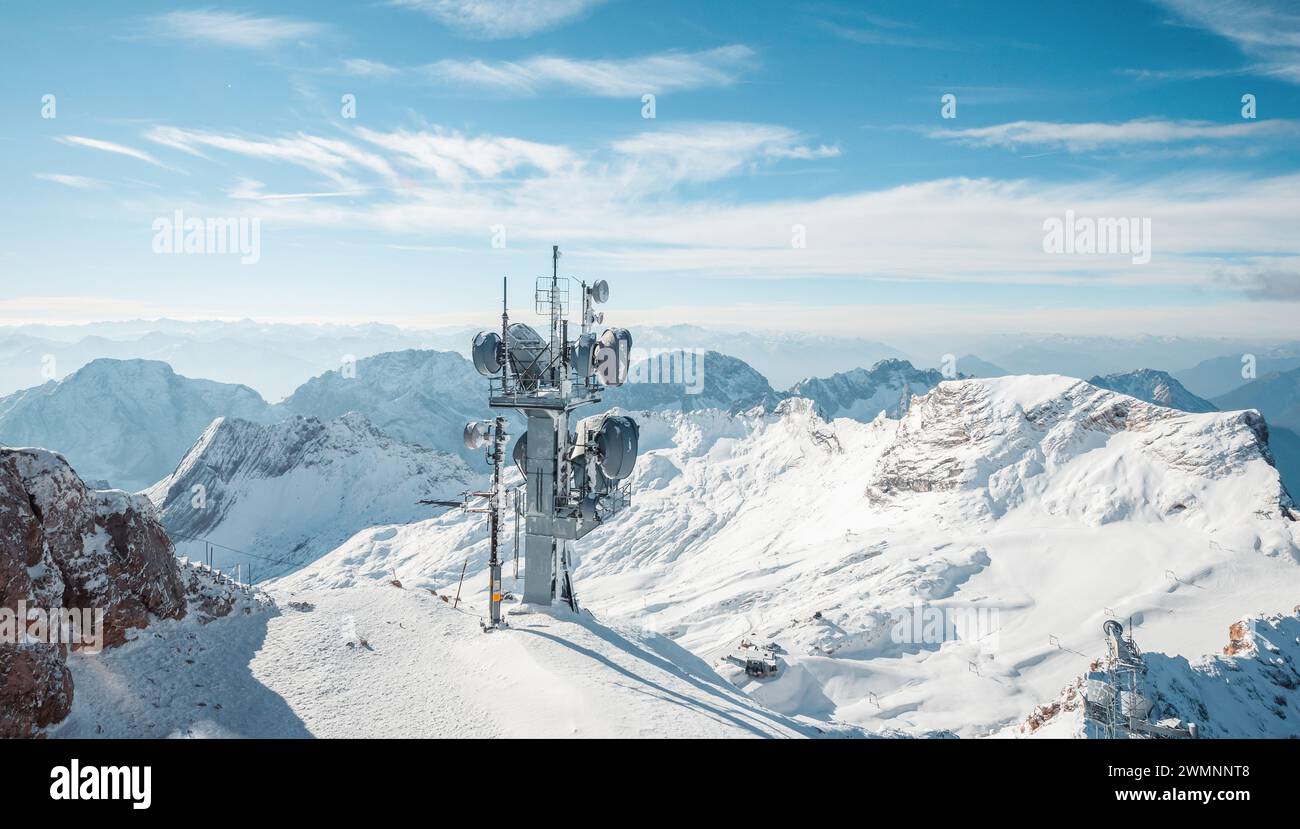 Antennes des équipements de communication au sommet du sommet alpin enneigé. Tour de télécommunication haut dans les montagnes. Banque D'Images