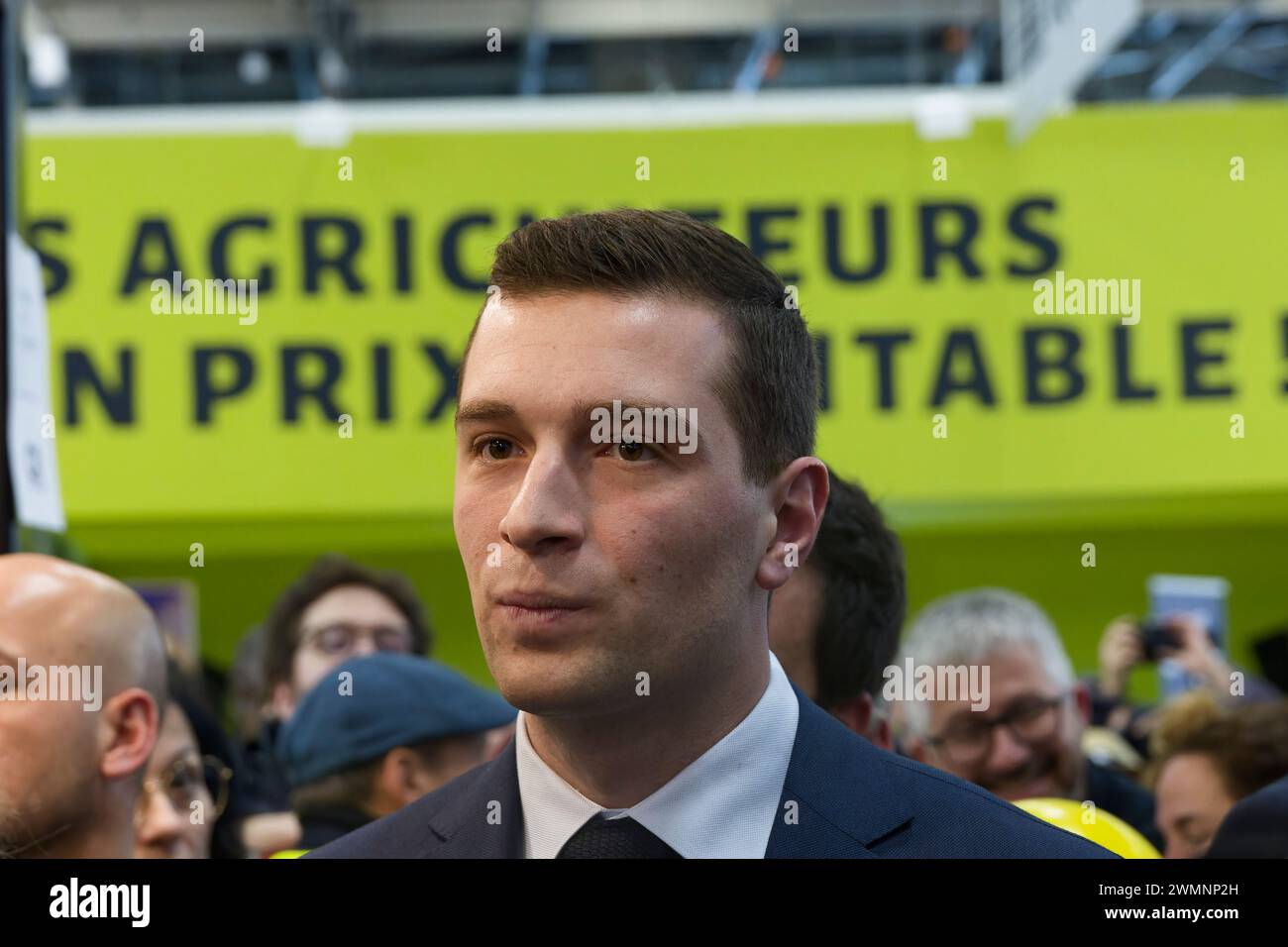 Paris, France. 24 février 2024. Jordan Bardella, président du rassemblement National (RN), visite le 60ème salon international de l’agriculture. Banque D'Images