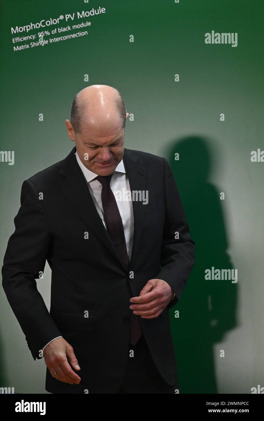 Fribourg, Allemagne. 27 février 2024. Le Chancelier Olaf Scholz jette une ombre sur un mur vert lors de sa visite à l'Institut Fraunhofer pour les systèmes d'énergie solaire ISE. Le programme du Chancelier fédéral pour sa visite à South Baden comprend également une cérémonie inaugurale pour un nouveau quartier de la ville, une visite au stade SC Freiburg avec des citoyens socialement engagés et une autre discussion publique. Crédit : Marijan Murat/dpa/Alamy Live News Banque D'Images