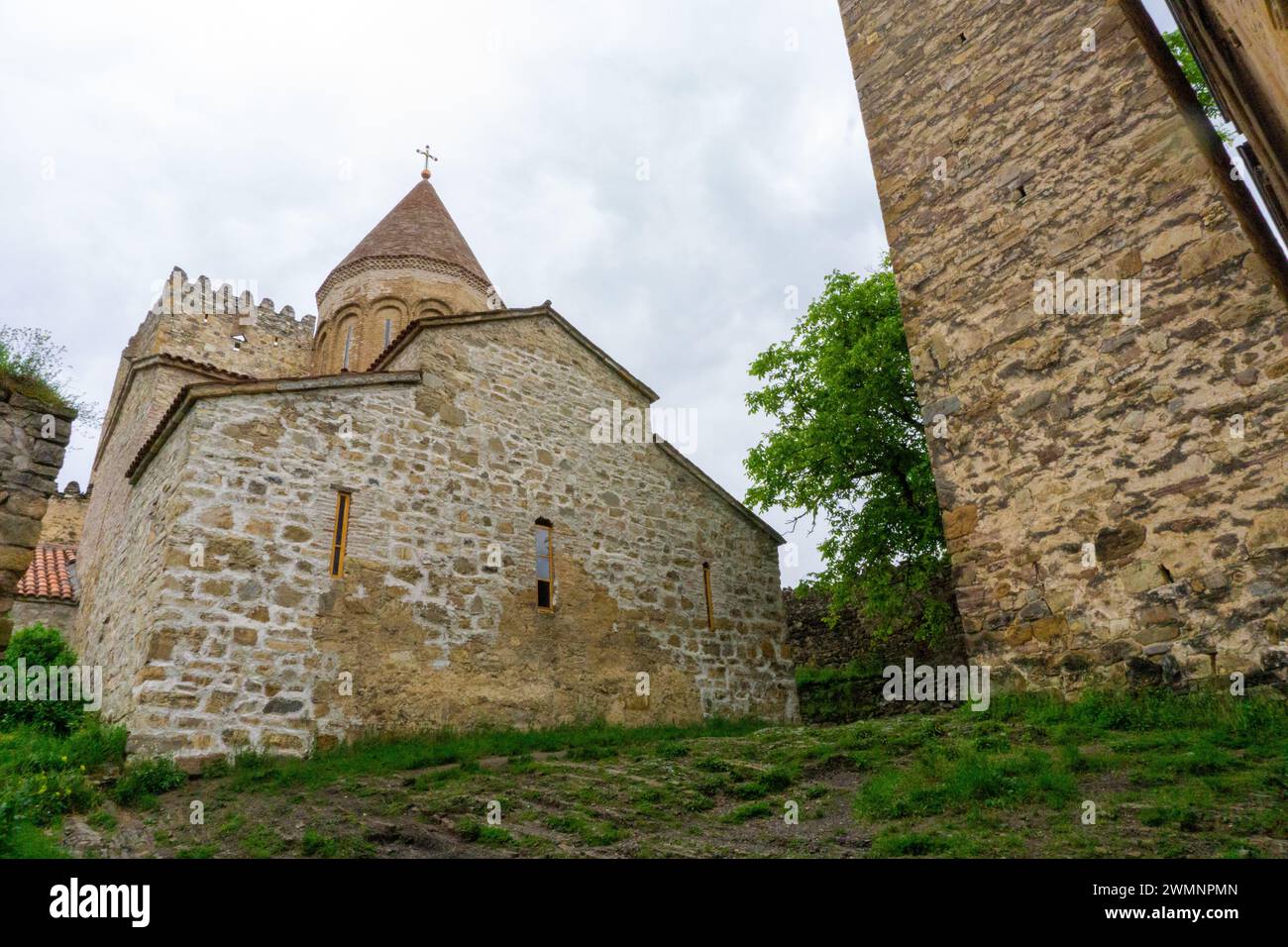 Forteresse et église d'Ananuri le long du réservoir Schinvali, Géorgie Banque D'Images