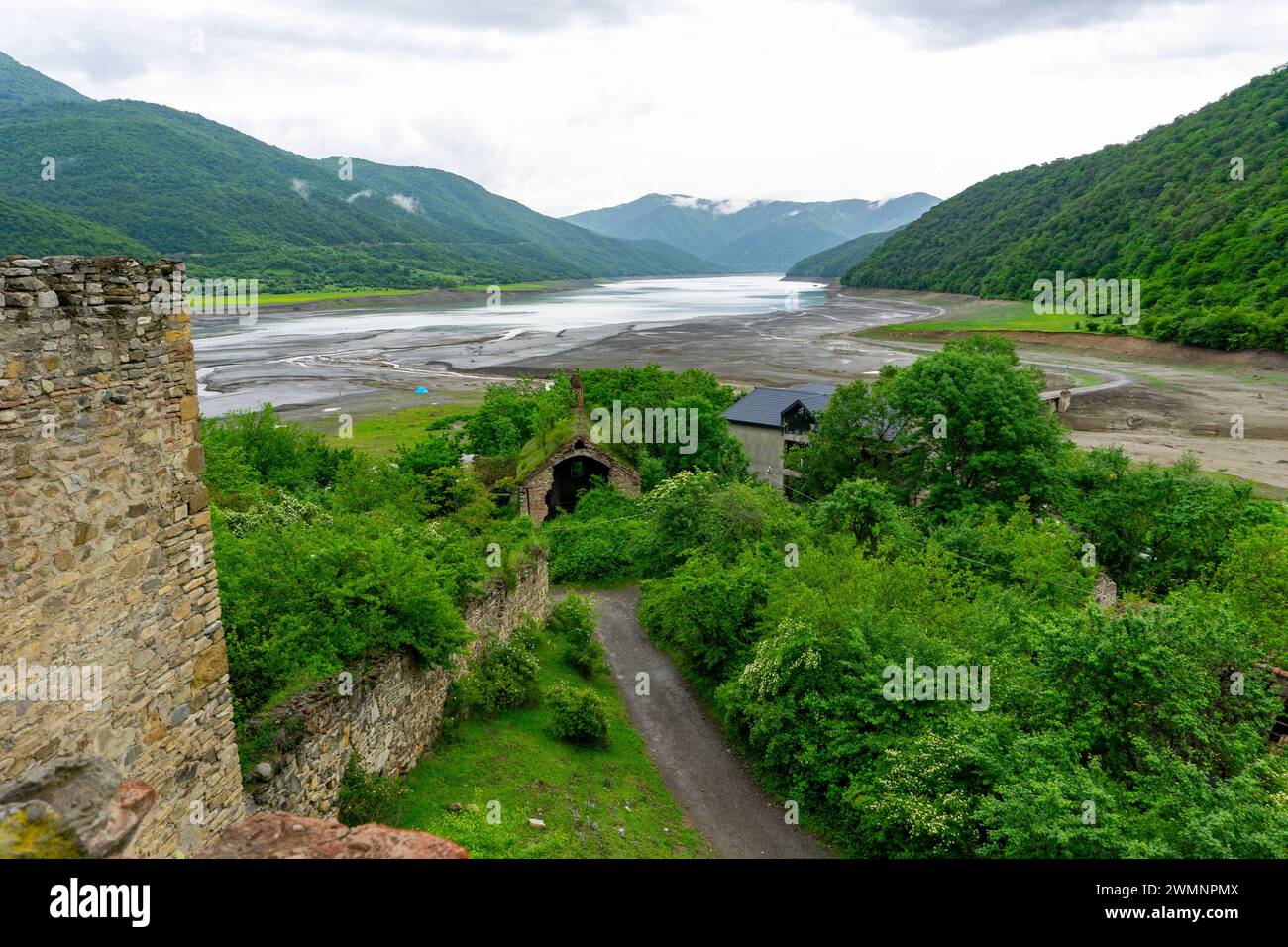 Forteresse et église d'Ananuri le long du réservoir Schinvali, Géorgie Banque D'Images