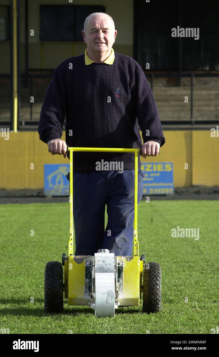 Ian Oliver ancien joueur et maintenant jardinier et kitman au Berwick Rangers FC photographié au club aujourd'hui (vendredi 26/1/01) où il prépare le terrain pour la coupe du samedi. Banque D'Images