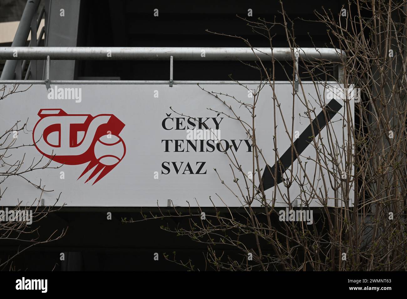 Prague, République tchèque. 27 février 2024. Le siège de l'Association tchèque de tennis sur l'île de Stvanice à Prague, en République tchèque, photographié le 27 février 2024. La police a accusé quatre personnes et quatre personnes morales de fraude aux subventions et d'arrangement d'avantage en concluant un contrat public dans le cadre de subventions de l'État pour l'association. Crédit : Michaela Rihova/CTK photo/Alamy Live News Banque D'Images