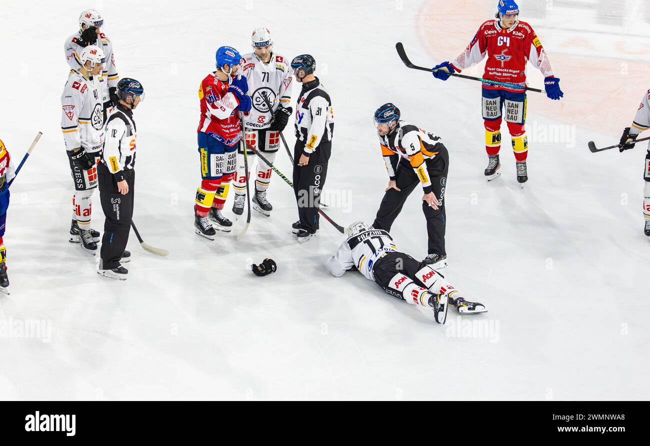 EHC Kloten - HC Lugano, Stimo Arena, Ligue nationale NL, saison régulière : Stürmer #17 Luca Fazzini (Lugano) liegt verletzt auf dem Eis. Headschiedsrich Banque D'Images