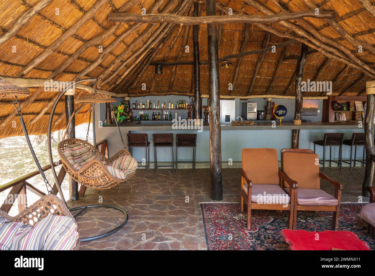 Le bar dans le bâtiment principal du Zikomo Safari Camp dans le secteur Nsefu du parc national de South Luangwa, en Zambie, Afrique australe Banque D'Images