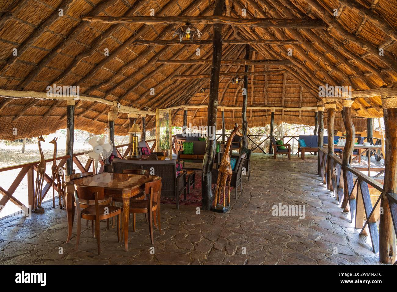 Coin salon dans le bâtiment principal du Zikomo Safari Camp dans le secteur Nsefu du parc national de South Luangwa, en Zambie, Afrique australe Banque D'Images
