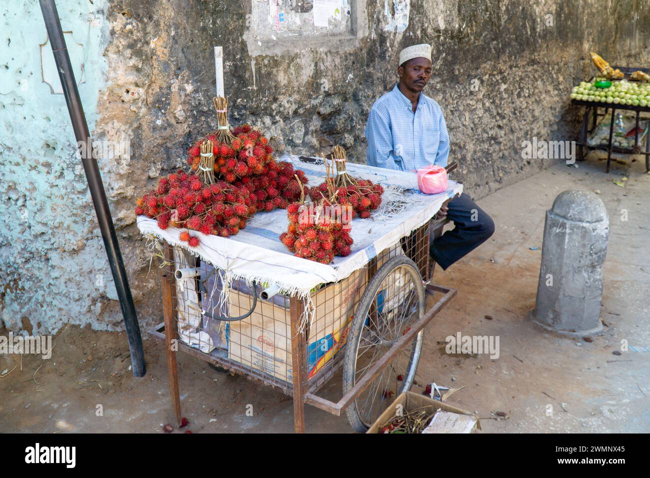 Un étal de fruits Rambutan dans le marché alimentaire en plein air, Stone Town, Zanzibar Banque D'Images