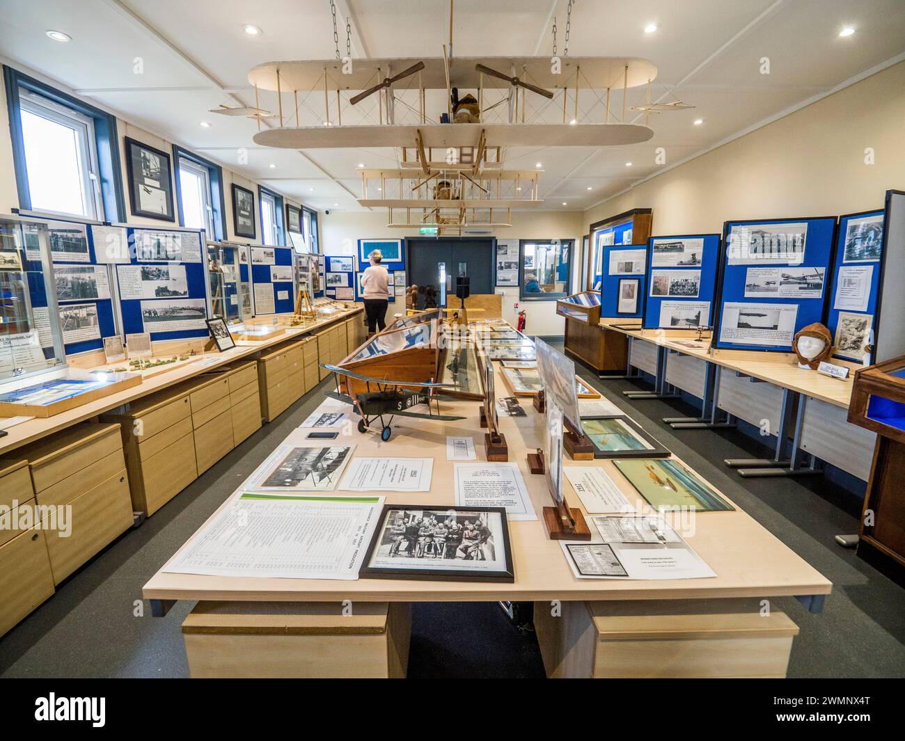 Eastchurch, Kent, Royaume-Uni. 27 février 2024. Une nouvelle aile a ouvert ses portes au musée de l'aviation d'Eastchurch, d'importance nationale, sur l'île de Sheppey, dans le Kent. Sheppey est connu comme le berceau et le berceau de l'aviation britannique. L'espace du musée a plus que doublé grâce aux dons et aux efforts considérables des bénévoles du musée. Le musée se trouve au HMP Standford Hill mais il est ouvert au public. Pic : la nouvelle aile donne beaucoup plus d’espace au musée auparavant minuscule. Crédit : James Bell/Alamy Live News Banque D'Images