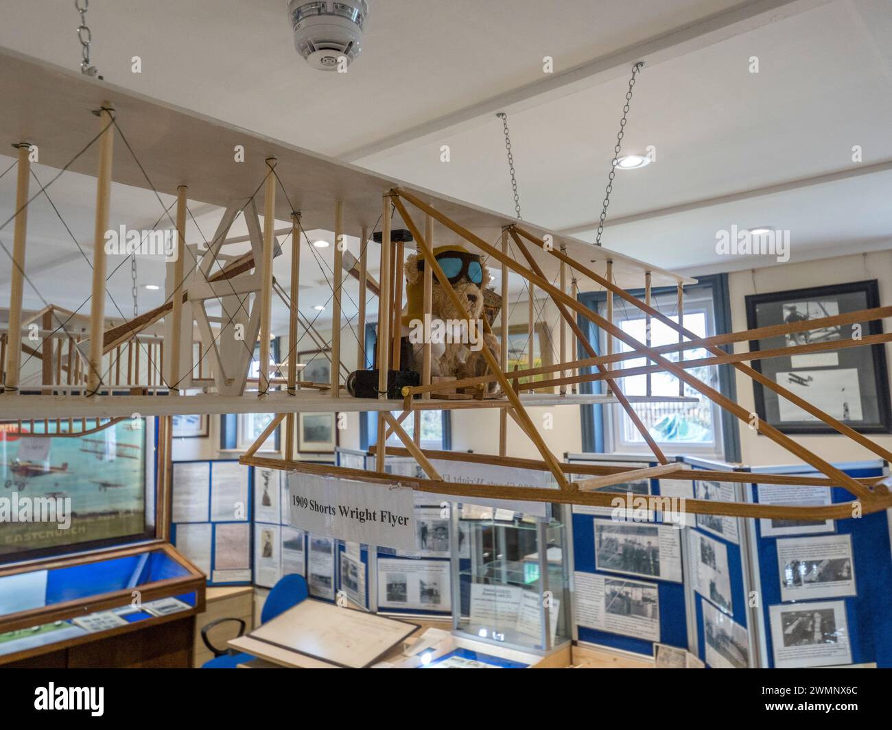 Eastchurch, Kent, Royaume-Uni. 27 février 2024. Une nouvelle aile a ouvert ses portes au musée de l'aviation d'Eastchurch, d'importance nationale, sur l'île de Sheppey, dans le Kent. Sheppey est connu comme le berceau et le berceau de l'aviation britannique. L'espace du musée a plus que doublé grâce aux dons et aux efforts considérables des bénévoles du musée. Le musée se trouve au HMP Standford Hill mais il est ouvert au public. Pic : la nouvelle aile donne beaucoup plus d’espace au musée auparavant minuscule. Crédit : James Bell/Alamy Live News Banque D'Images