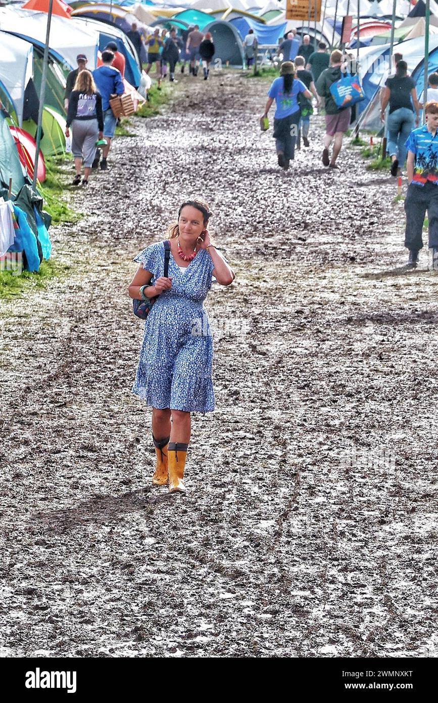 Crickhowell, Brecon Beacons, pays de Galles, Royaume-Uni. 19 août 2023. Le Green Man Festival est un festival indépendant de musique, de sciences et d'arts qui se tient chaque année à la mi-août dans les Brecon Beacons, au pays de Galles. Green Man a évolué pour devenir un événement d'une semaine d'une capacité de 25 000 personnes, mettant en vedette principalement de la musique live. Photo : Raich Keene portant des bottes en caoutchouc dans la boue et des bottes après une forte pluie crédit : Nidpor/Alamy Live News Banque D'Images