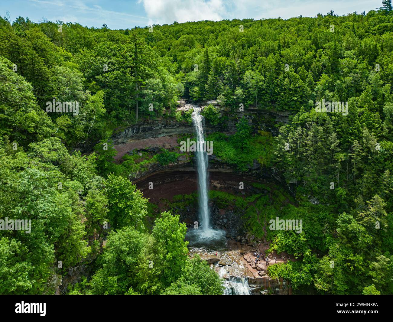 Photographie par drone à vue surélevée des chutes Kaaterskill une cascade en deux étapes sur Spruce Creek dans les montagnes Catskill de l'est de New York, entre les Banque D'Images