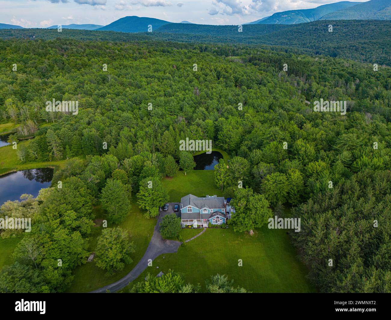 Photographie par drone à vue surélevée d'une maison de vacances à Kaaterskill Falls une cascade à deux étages sur Spruce Creek dans l'est des montagnes Catskill de ne Banque D'Images