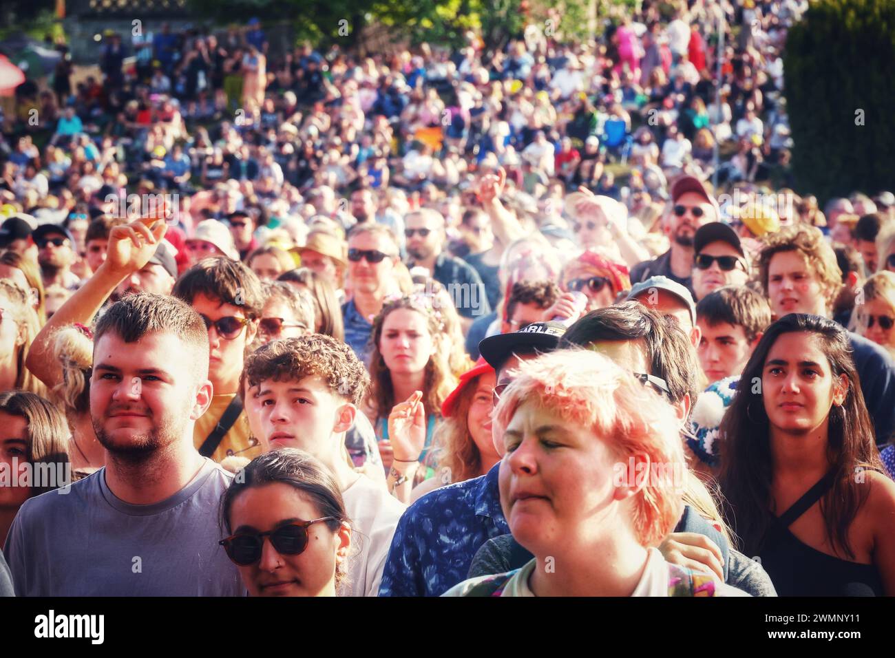 Crickhowell, Brecon Beacons, pays de Galles, Royaume-Uni. 19 août 2023. Le Green Man Festival est un festival indépendant de musique, de sciences et d'arts qui se tient chaque année à la mi-août dans les Brecon Beacons, au pays de Galles. Green Man a évolué pour devenir un événement d'une semaine d'une capacité de 25 000 personnes, mettant en vedette principalement de la musique live. Photo : foules de festivaliers crédit : Nidpor/Alamy Live News Banque D'Images