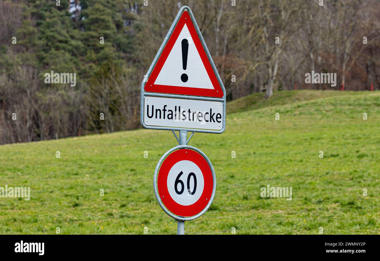 Ein Schild auf der Irchelstrasse avertit davor das man sich auf einer Unfallstrecke befindet. Die maximale Geschwindigkeit beträgt 60 kilomètres pro stun Banque D'Images