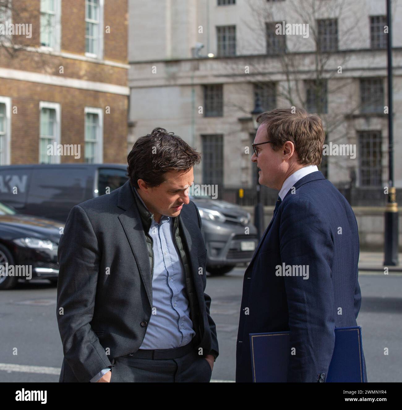 Londres, Royaume-Uni. 26 février Johnny Mercer, ministre des anciens combattants vu avec Tom Tugendhat MBE député ministre d'État devant le bureau du cabinet 70 Whitehall crédit : Richard Lincoln/Alamy Live News Banque D'Images