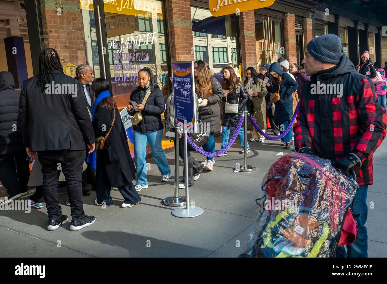 Des centaines de personnes s’alignent pour des échantillons et des boissons gratuits lors d’une activation de la marque sol de Janeiro dans le Meatpacking District de New York le mardi 20 février 2024. Le pop-up fait partie des activités promotionnelles de la marque de soins corporels et capillaires. (© Richard B. Levine) Banque D'Images