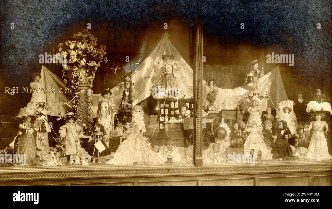 Macys History, R. H. Macy History, Macys 1890s, Macys Display window with Bisque Dolls about 1900, Turn of the Century New York Macys, Gilded Age. Banque D'Images