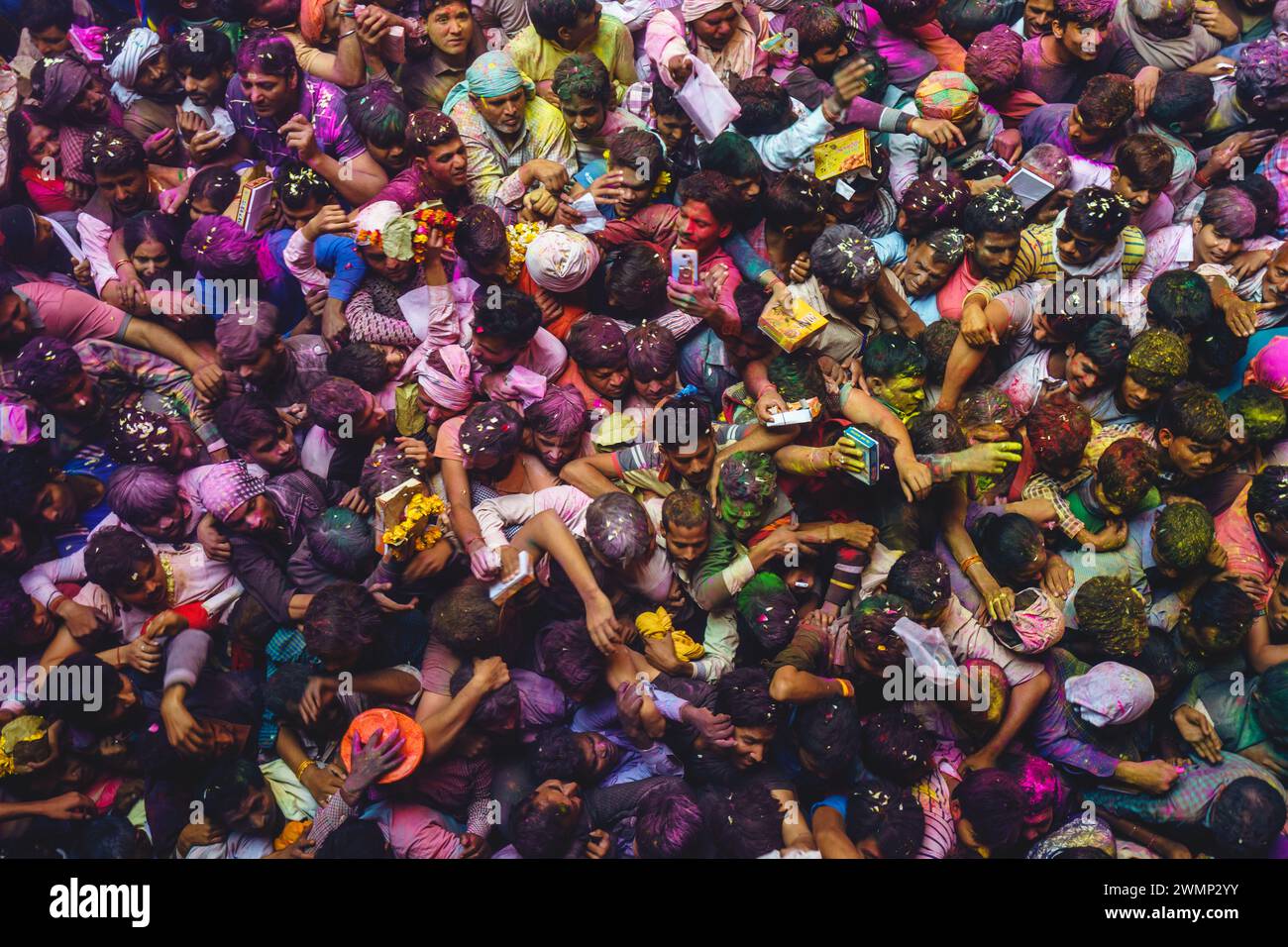 1er mars 2018 : des couleurs vives tourbillonnaient dans l'air au temple de Bankey Bihari à Vrindavan, Mathura, Inde. Holi est un ancien festival hindou, ou festival o Banque D'Images