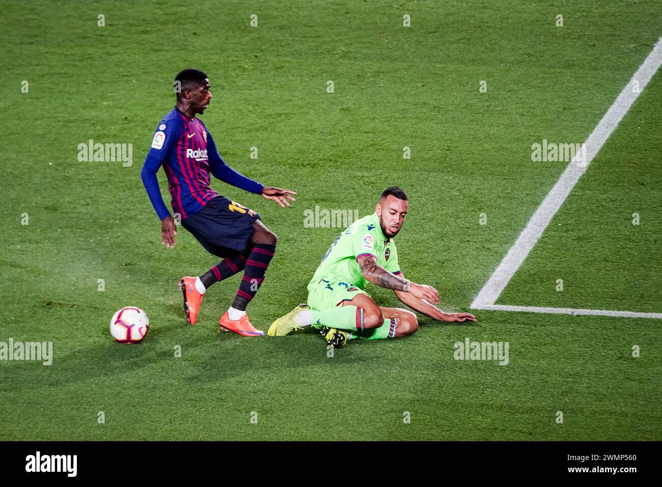 OUSMANE DEMBELE, BARCELONA FC, 2019 : Ousmane Dembélé est attaqué par Róber Pier. Dernier match de la saison de Liga 2018-19 en Espagne entre Barcelone FC et Levante au Camp Nou, Barcelone, le 27 avril 2019. Le Barça a remporté le match 1-0 avec un but Messi en seconde mi-temps pour décrocher consécutivement des titres de la Liga et leur huitième en 11 ans. Banque D'Images