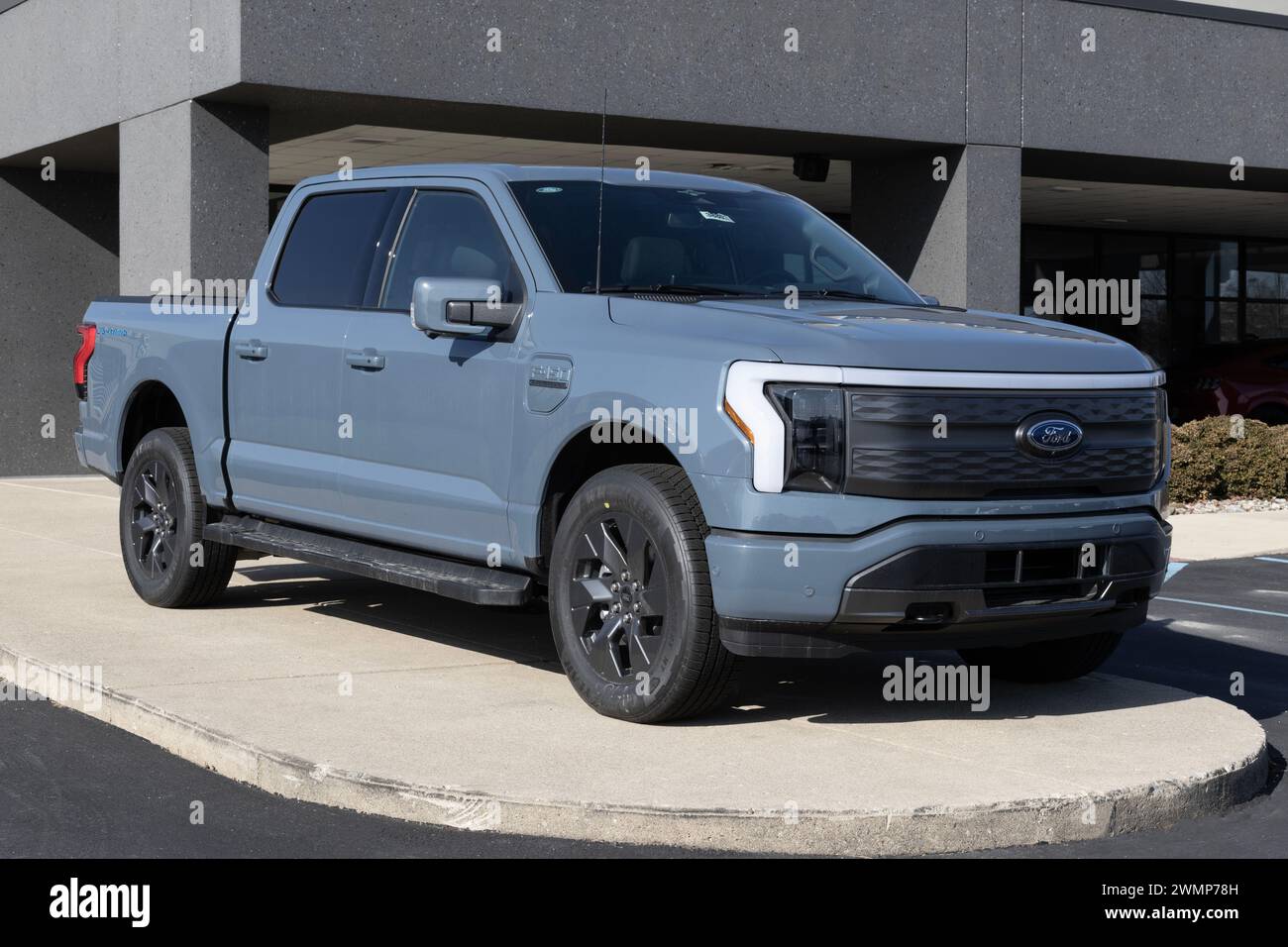Zionsville - 25 février 2024 : Ford F-150 Lightning Crew Cab. Ford offre le camion électrique F150 Lightning en modèles Pro, XLT et Platinum. Banque D'Images