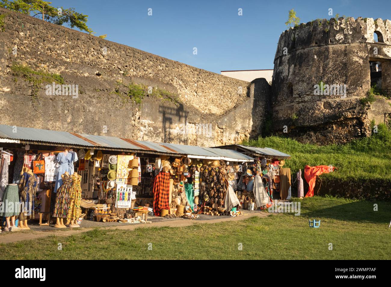 Stands vendant des souvenirs touristiques à l'intérieur du vieux fort dans Stone Town, Zanzibar, Tanzanie. Banque D'Images