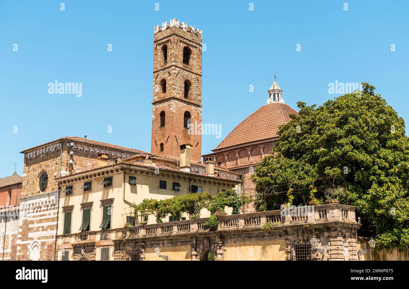 Vue sur le clocher de l'église de Santi Giovanni e Reparata, de la Piazza San Martino, dans la partie la plus ancienne du centre historique de Lucques, Toscane Banque D'Images