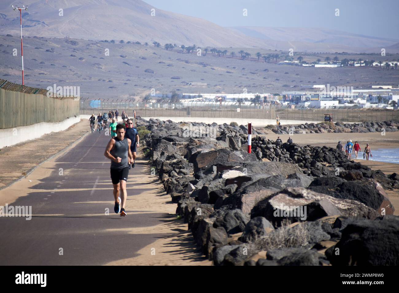 Les gens qui courent, font du jogging et du vélo le long du chemin périphérique de l'aéroport playa de matagorda Lanzarote, îles Canaries, espagne Banque D'Images
