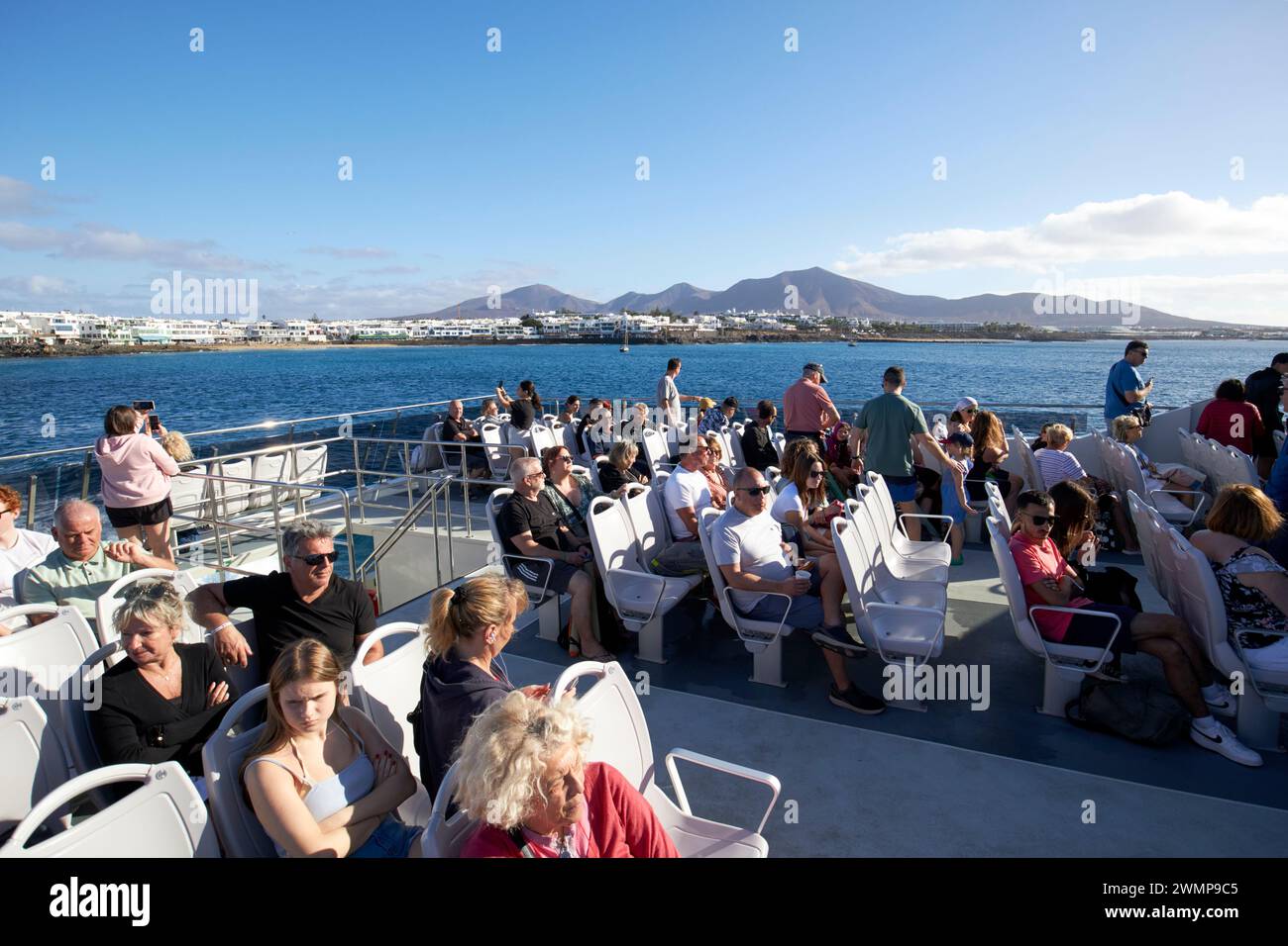 Passagers touristes et excursions à la journée sur le ferry rapide lineas romero de playa blanca, Lanzarote, à corralejo fuerteventura îles Canaries, espagne Banque D'Images