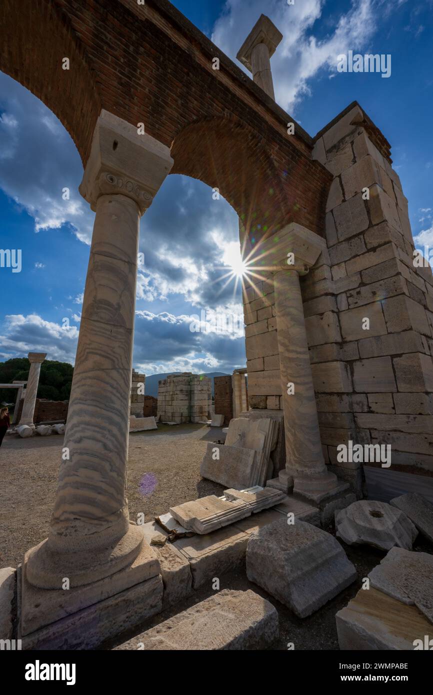 Les ruines de l'ancienne Ephèse avec de grandes colonnes sous un ciel bleu clair Banque D'Images