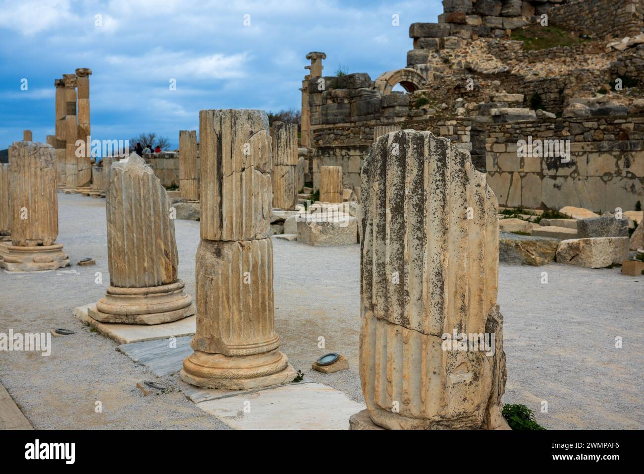 Anciennes ruines de ville côtière avec des piliers debout à Éphèse, Turquie Banque D'Images