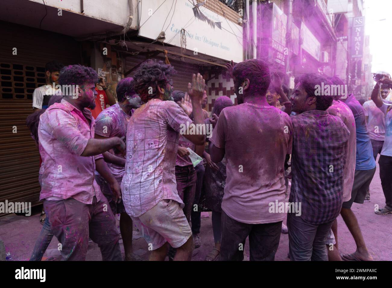 Chennai, Tamilnadu Inde - 08 mars 2023 : Holi rue colorée célébration par un grand nombre de personnes locales dans la rue Mint, Holi festival portrait ou Banque D'Images