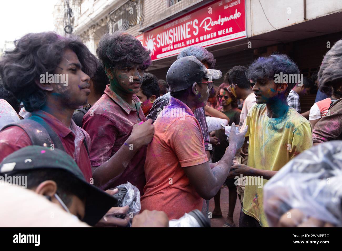 Chennai, Tamilnadu Inde - 08 mars 2023 : Holi rue colorée célébration par un grand nombre de personnes locales dans la rue Mint, Holi festival portrait ou Banque D'Images