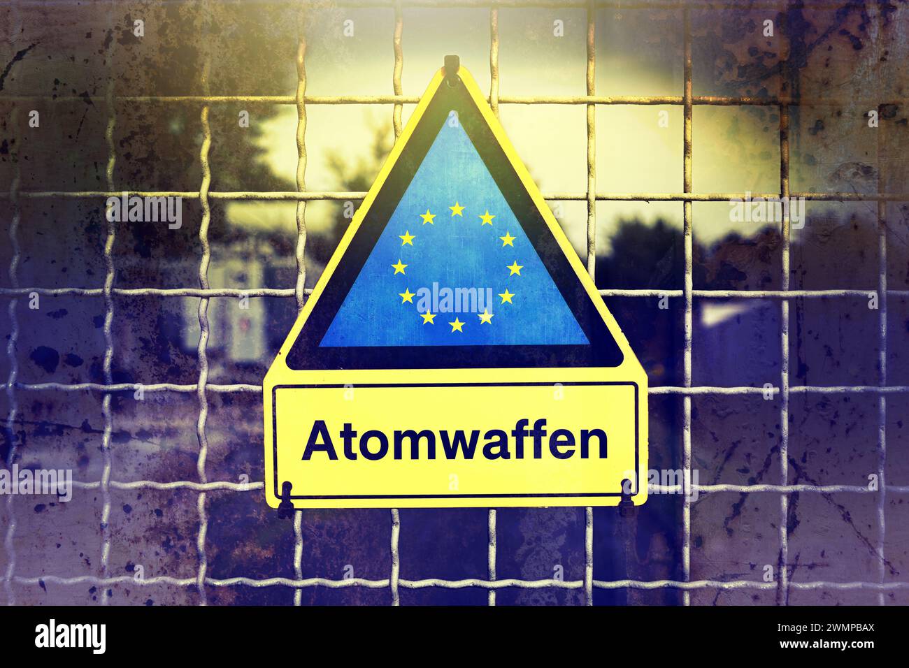 Panneau d'avertissement avec symbole de l'UE et inscription armes nucléaires, photomontage Banque D'Images