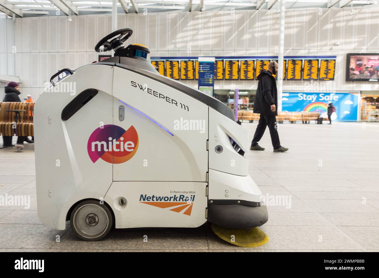 Robot de nettoyage autonome robot Sweeper 111 sur le hall à London Bridge Station, Londres, Angleterre, Royaume-Uni Banque D'Images