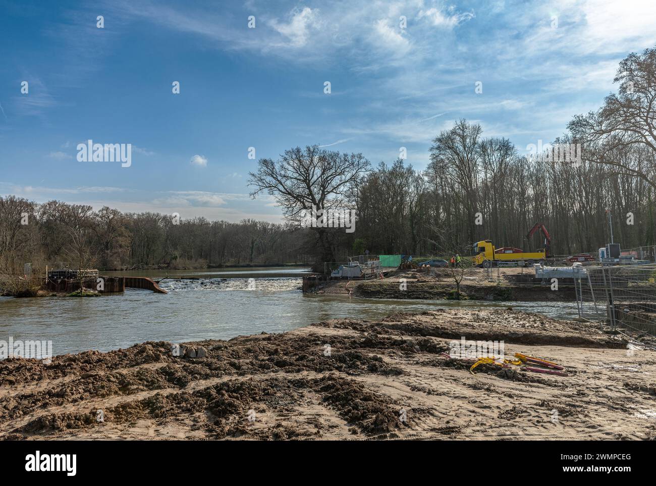 Travaux de renaturation et de raccordement d'un lac d'arc-en-ciel, rivière Nidda à Francfort, Allemagne Banque D'Images