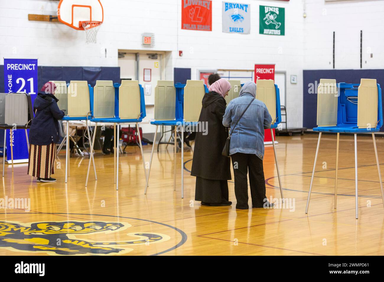 Deaarborn, Michigan, États-Unis. 27 février 2024. Vote à la Salina School lors des élections primaires présidentielles du Michigan. Surtout à Hamtramck et Dearborn, où il y a un grand nombre d'Arabes-Américains, de nombreux électeurs ont prévu de voter "sans engagement dans la primaire démocrate. De nombreux Arabes-Américains sont furieux du soutien de Joe Biden à Israël dans la guerre de Gaza. Crédit : Jim West/Alamy Live News Banque D'Images
