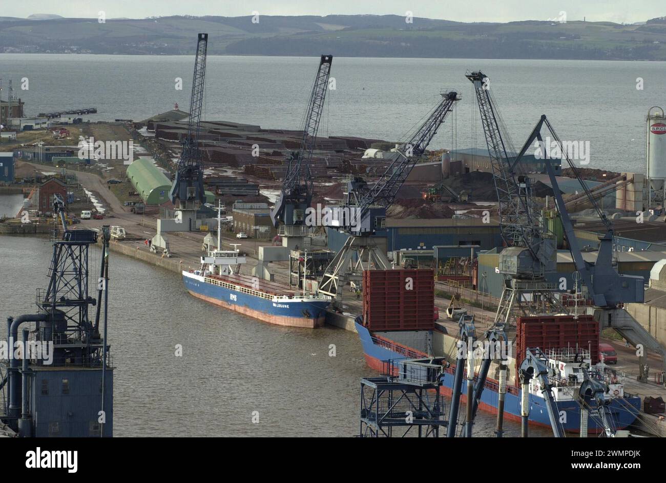 Le port le plus achalandé d'Écosse, le port de Leith, à Édimbourg. Le Firth of Forth et le Royaume de Fife se trouvent au-delà des quais. Banque D'Images