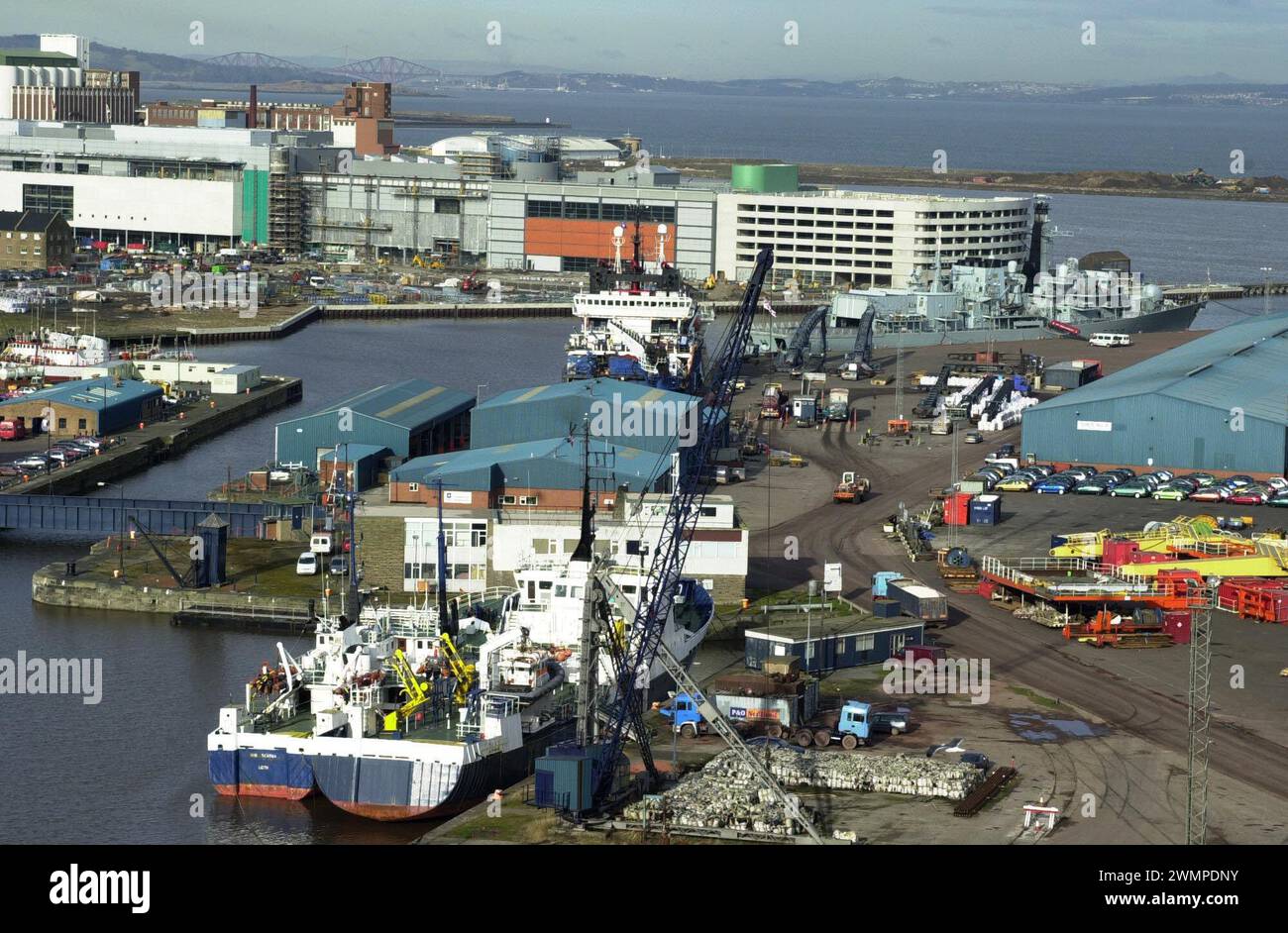Le port le plus achalandé d'Écosse, le port de Leith, à Édimbourg. Le nouveau terminal de ligne qui est actuellement en construction prend forme TOP tandis que le HMS Edinburgh est amarré à droite et les ponts Forth Road et Rail sont visibles au loin. Banque D'Images